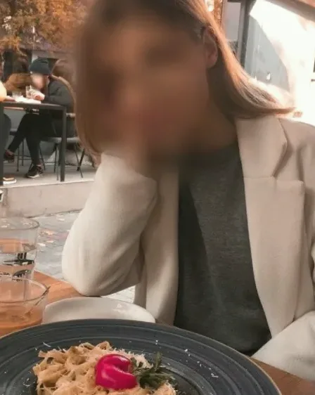 Mia, 37