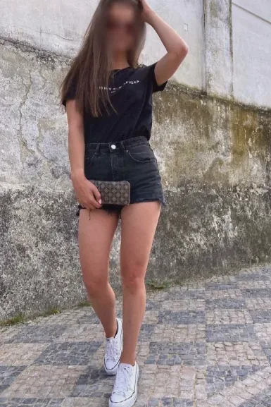 Mia, 33